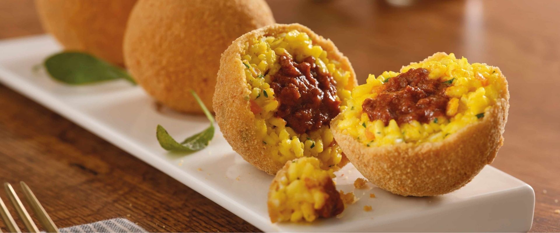 Arancini au safran farcis au ragù, un classique de la cuisine italienne