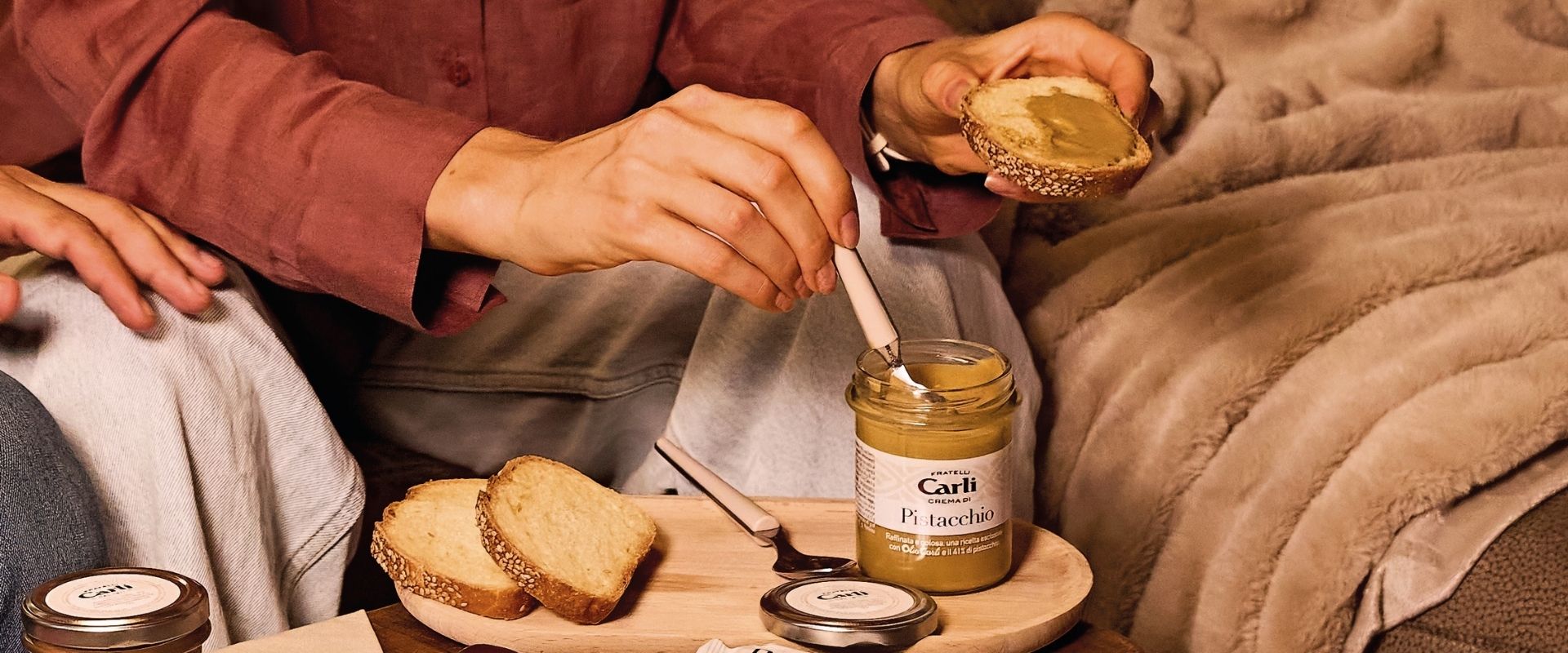 Crème de Pistache Fratelli Carli sur du pain, pour une pause gourmande et réconfortante