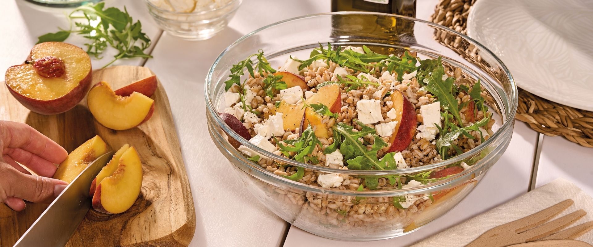 Sommersalat mit Pfirsich, Dinkel, Rucola und Feta