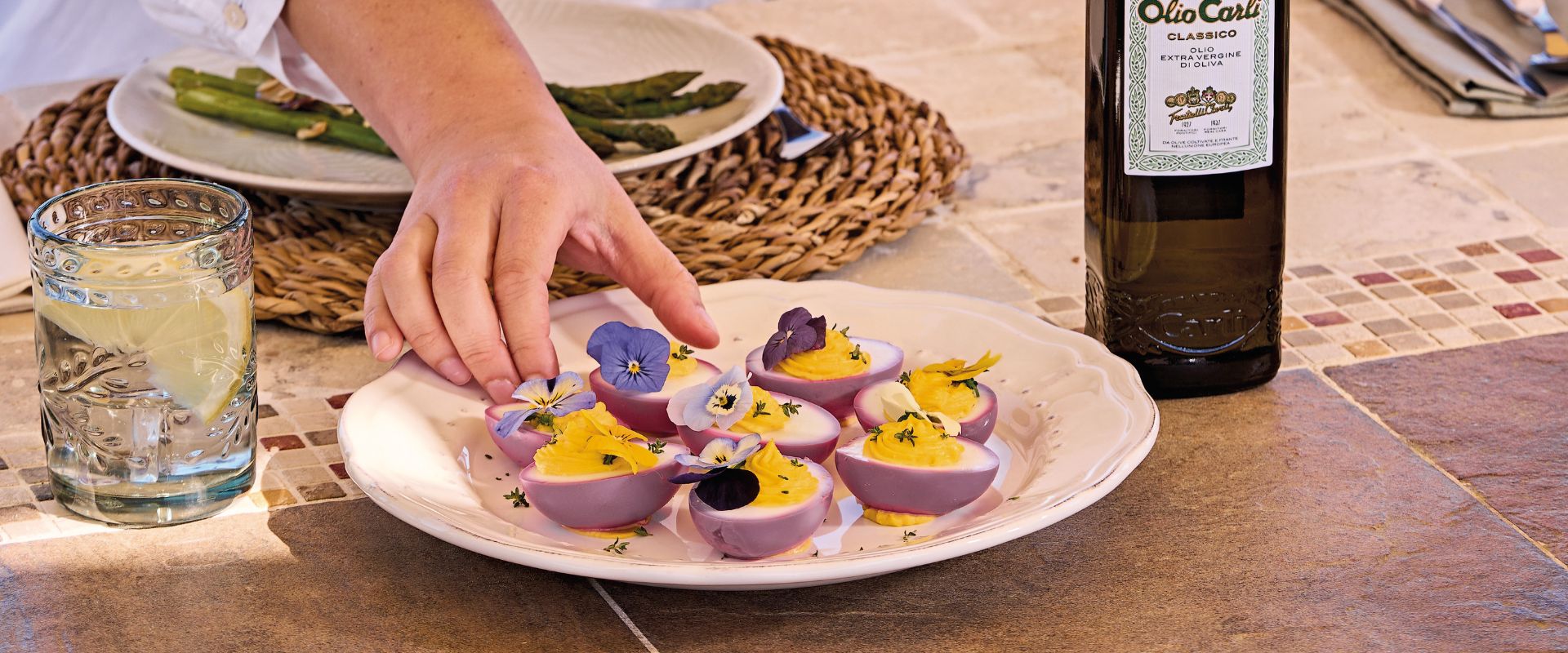 Petits antipasti à partager autour d’une table en plein air