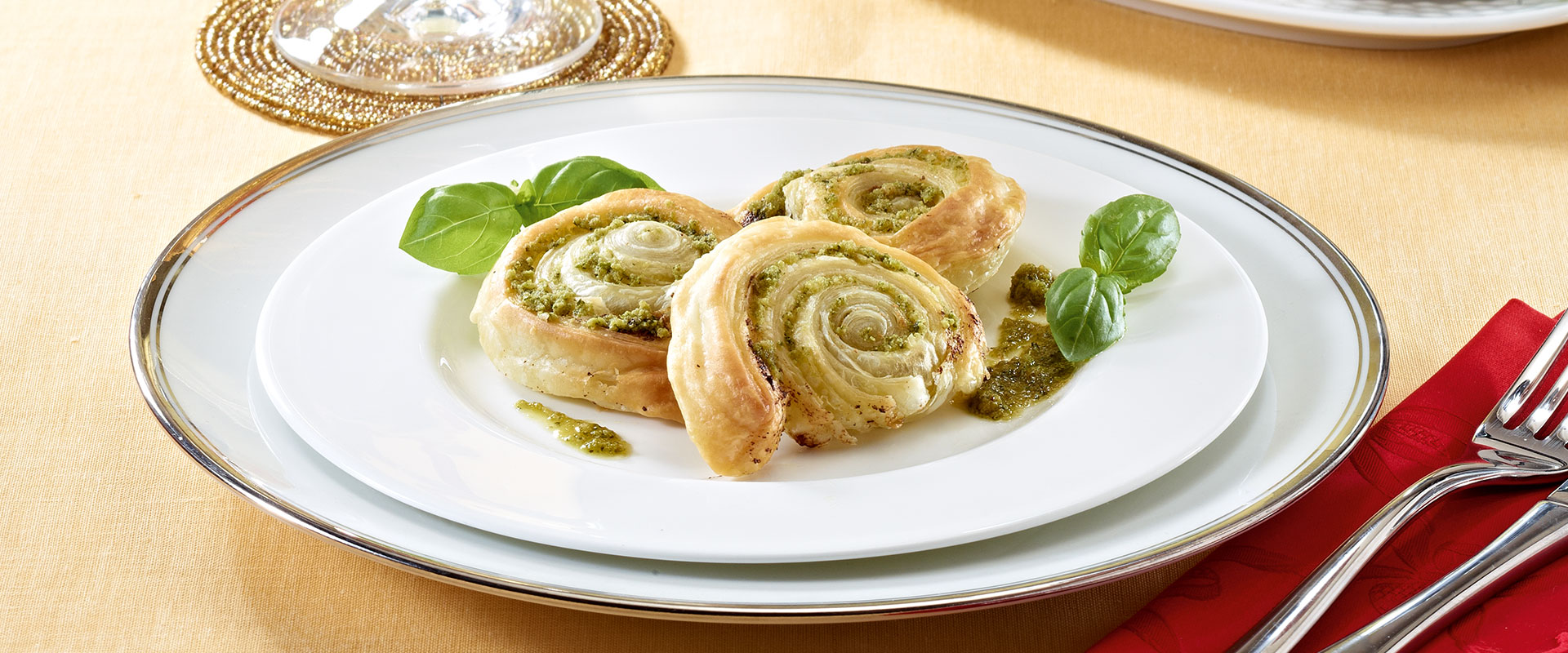 Blätterteigröllchen mit Pesto | Fratelli Carli CH