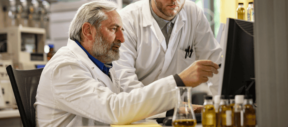 Une phase de l’analyse d’un échantillon d’huile dans notre laboratoire d’analyses