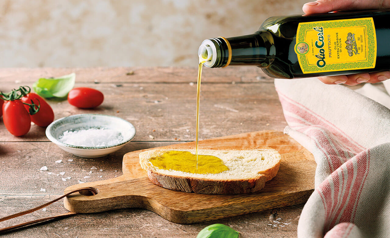 Olivenoel Fruttato auf eine Scheibe Brot