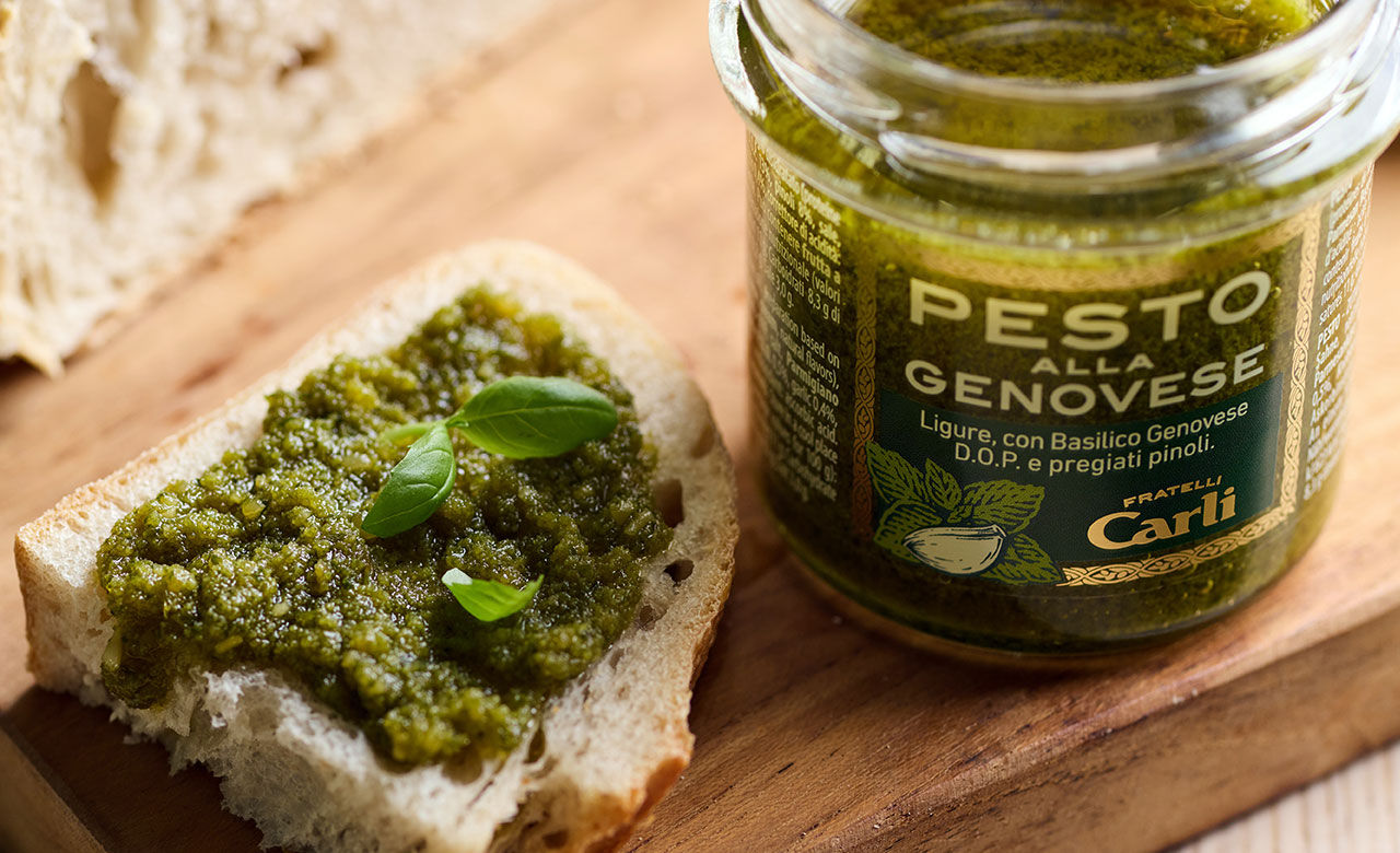 Brot mit Pesto obendrauf