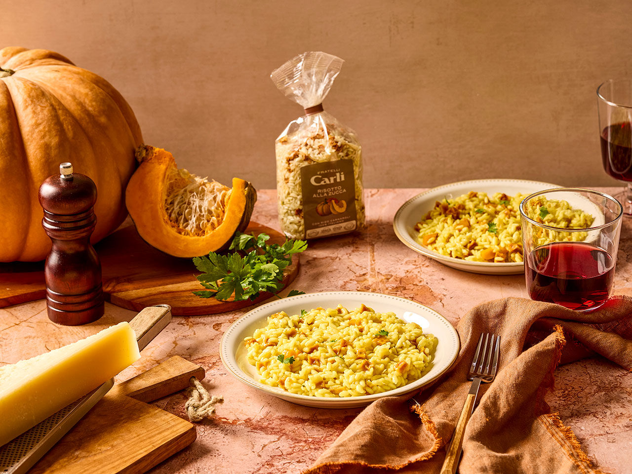 Zwei Tellern mit Kürbis-Risotto