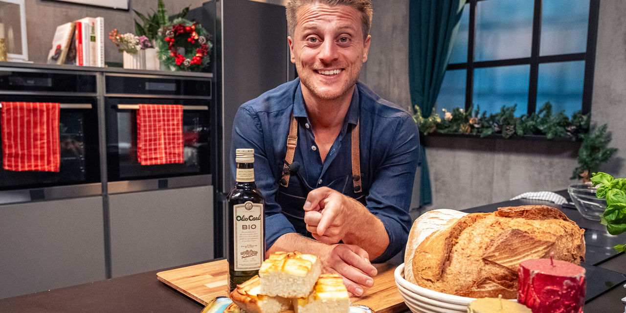 Die süße Focaccia mit Apfel und Zimt von Fulvio Marino, zubereitet mit Carli Bio Nativem Olivenöl Extra