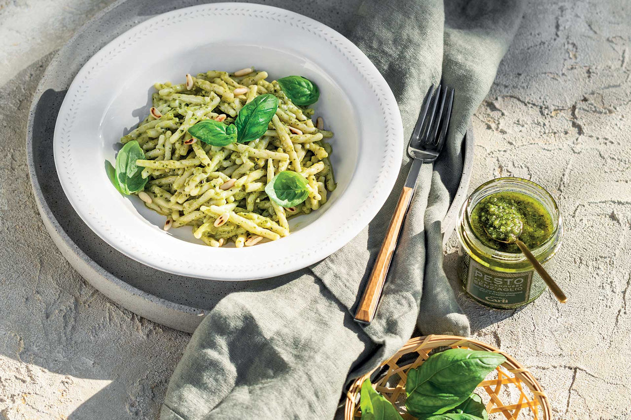 Pasta nudeln aus Ligurien mit Pesto-Sauce von Fratelli CArli