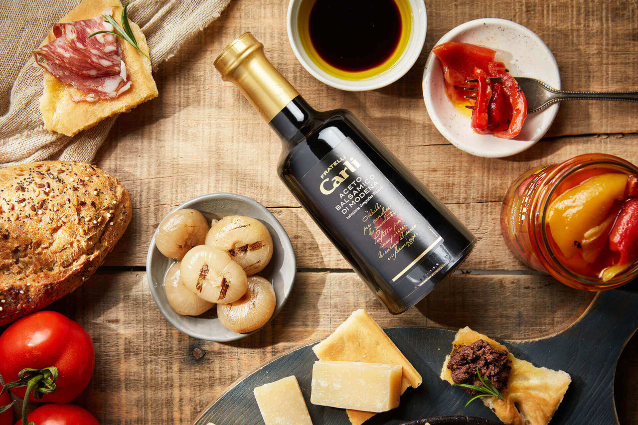 Balsamessig aus Modena auf einen Tisch mit andere Aperitif Produkte