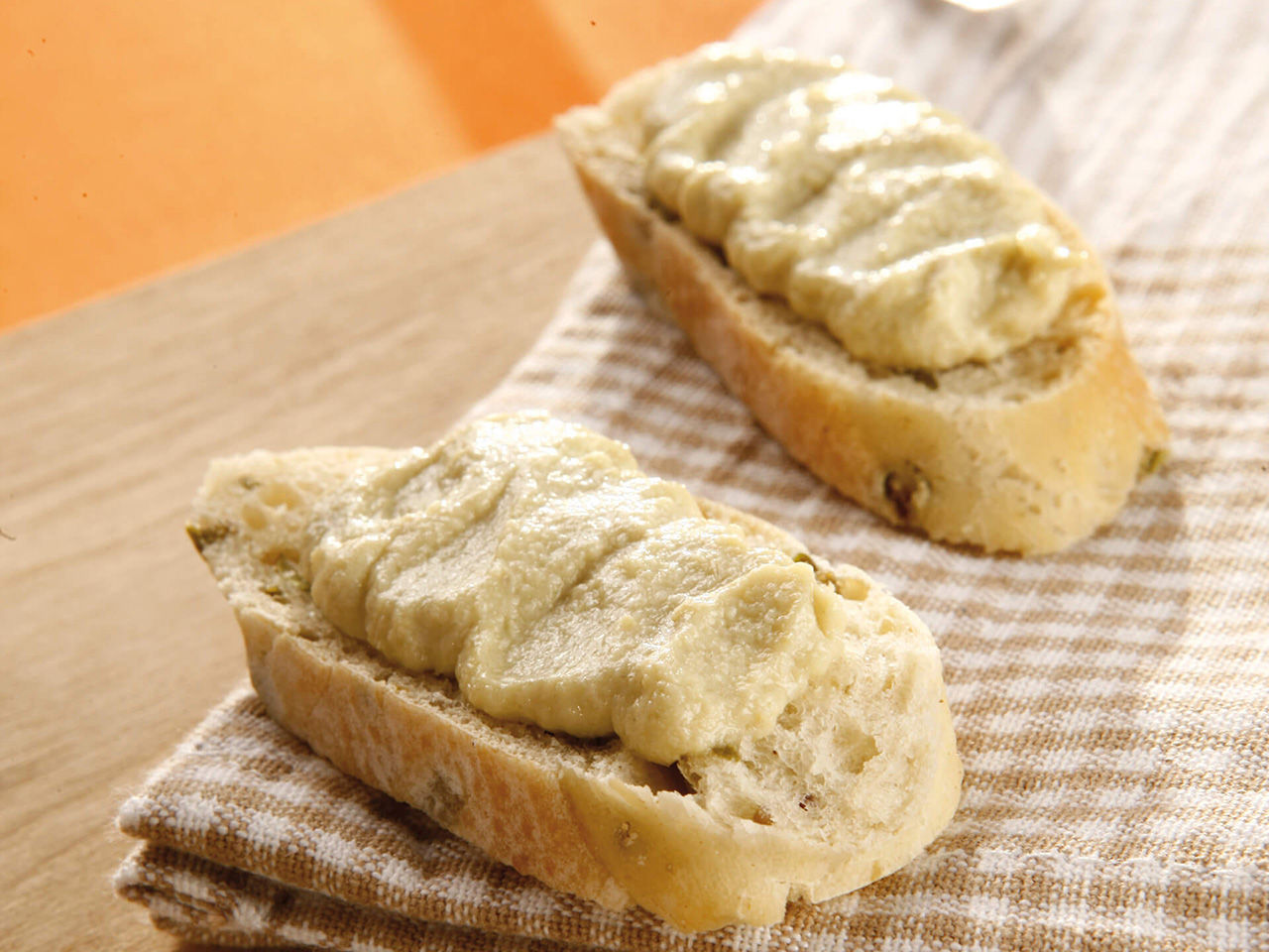 Artischockencreme auf einer Brotscheibe