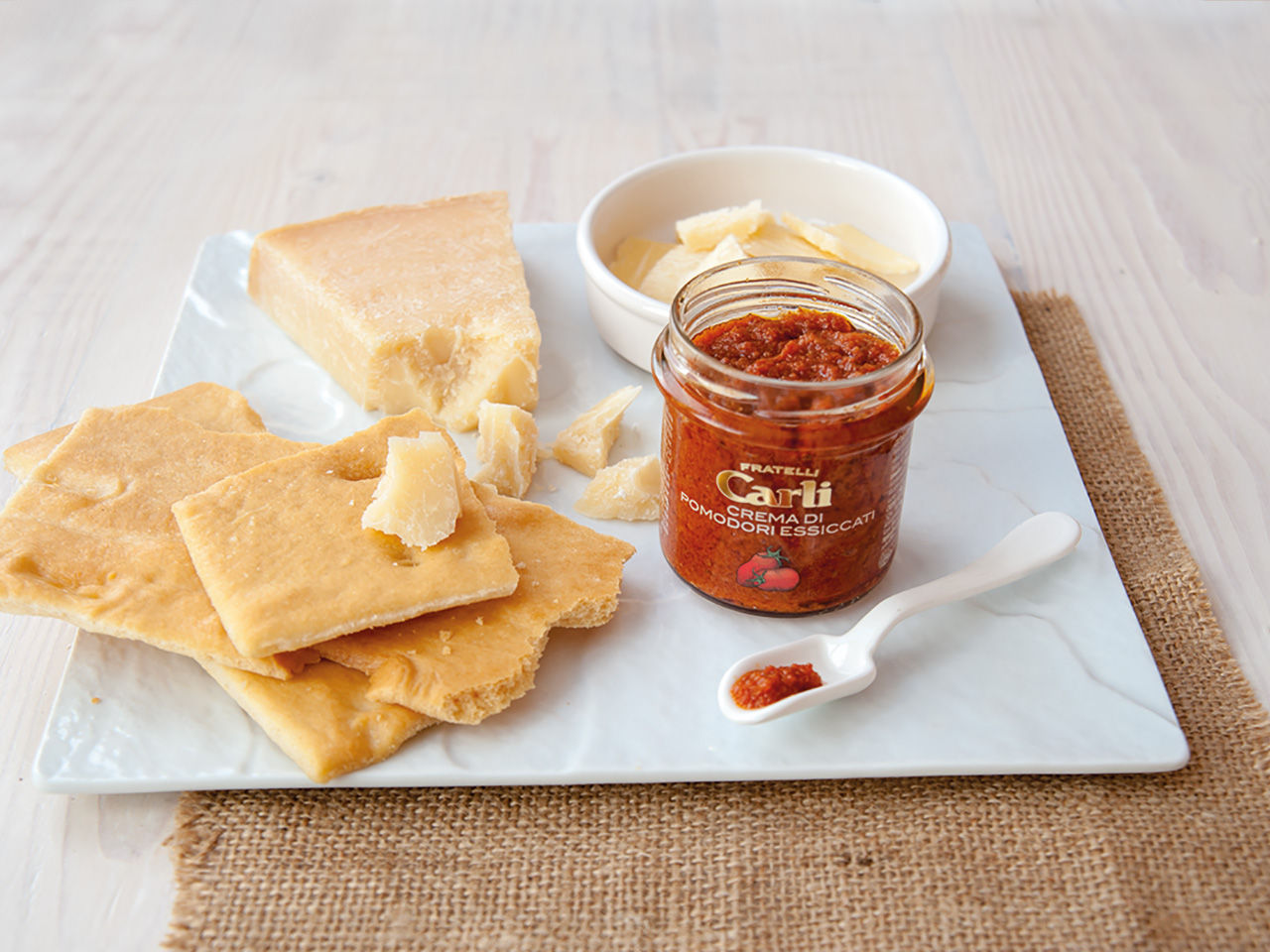 Knusprige Focaccia mit Creme aus getrockneten Tomaten