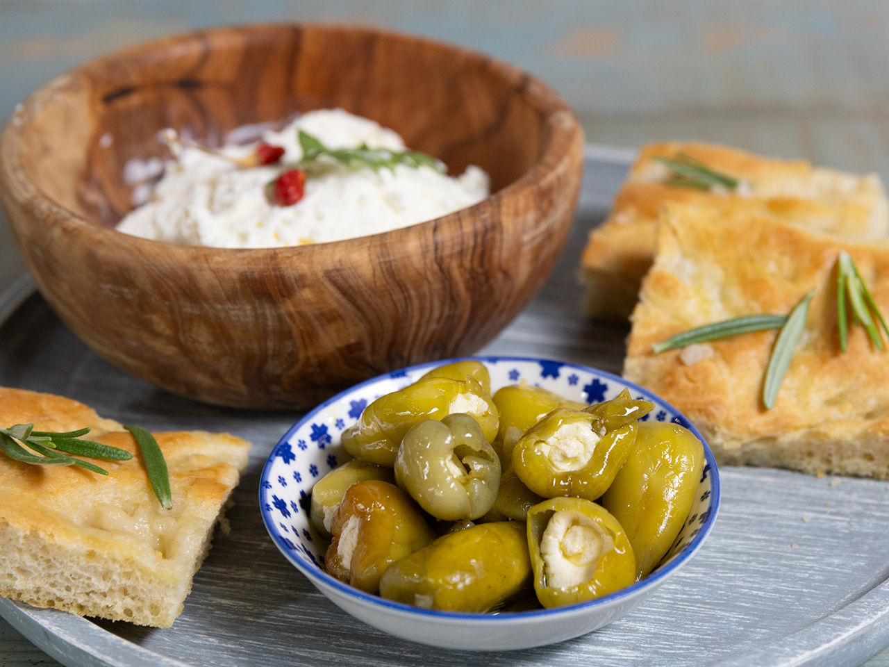 Grüne Paprikaschoten mit Focaccia und Käse