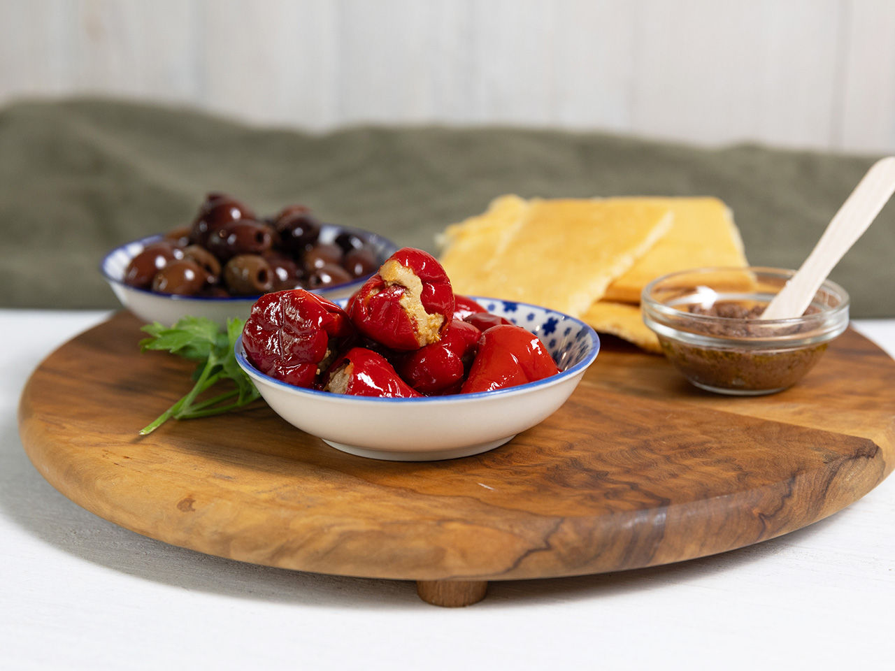 Schneidebrett mit roter Paprikaschoten, Oliven und Focaccia