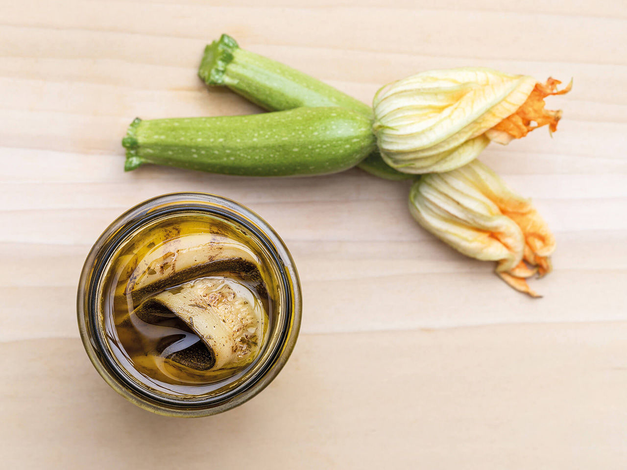 Geöffnetes Glas mit gegrillten Zucchini