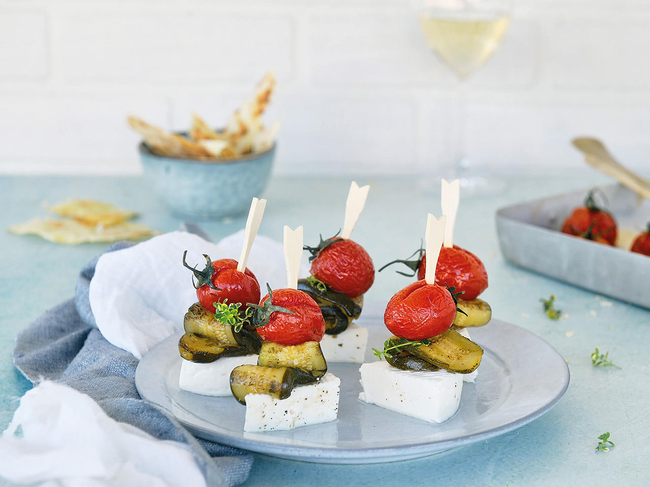 Käsespießchen, gegrillte Zucchini und Erdbeeren