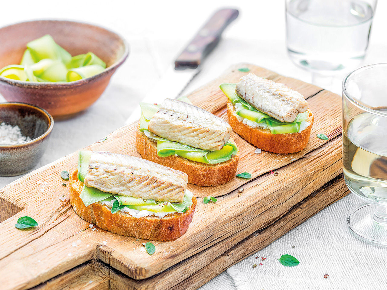 Bruschetta mit Makrelenfilet und Gemüse  