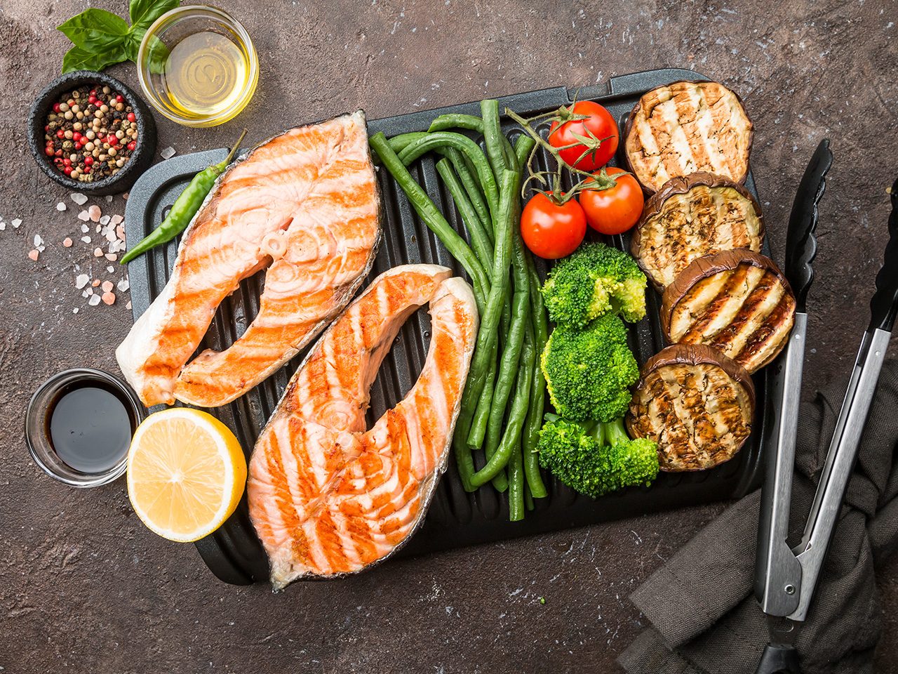 Gegrillter Lachs mit Gemüse und Olivenöl 