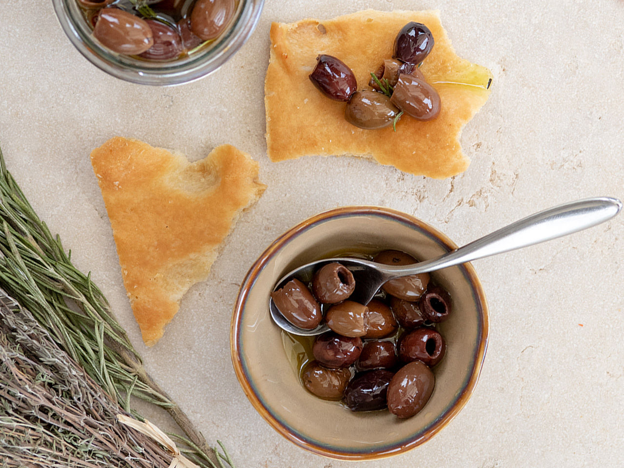 Oliven mit Focaccia