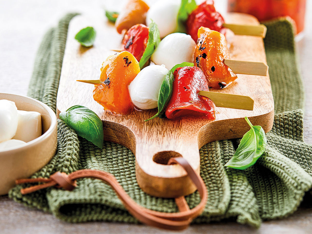 Spieße mit gegrillte Paprikashoten und Mozzarella