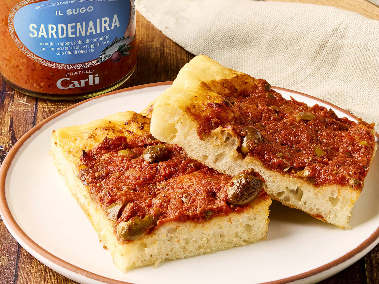 Pizza mit Sardenaira Tomatensauce