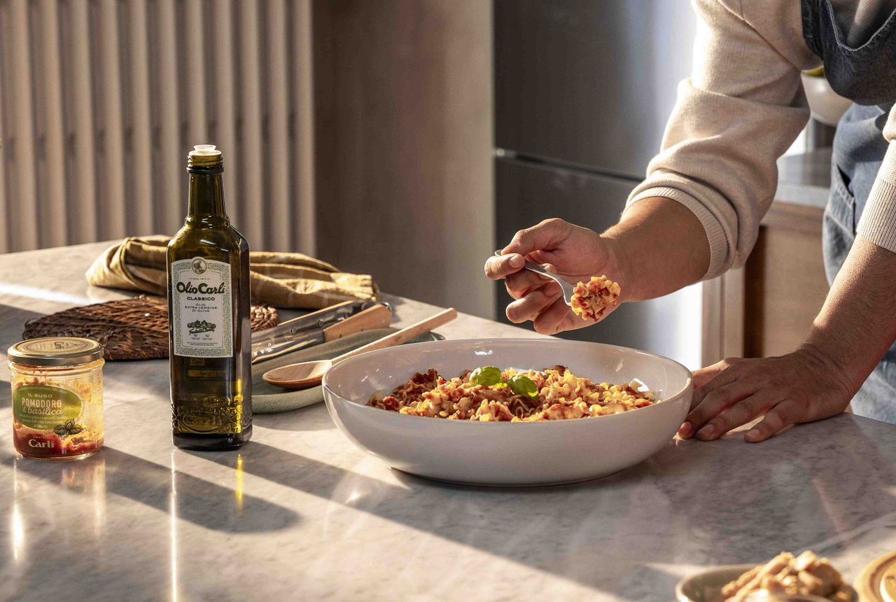 Olio Carli usato fuer condire un Teller Pasta.