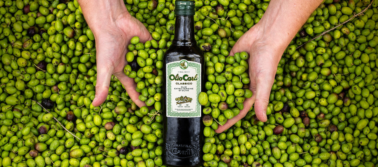 Flasche Olivenoel auf Oliven