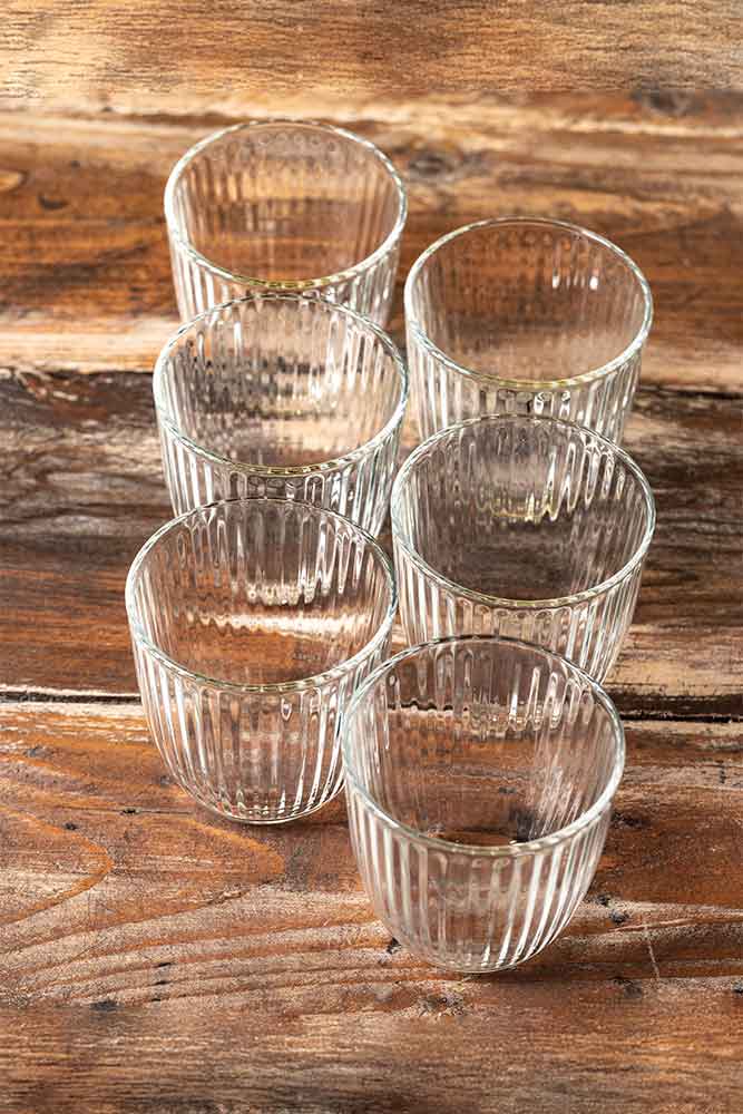 Deuc verres avec des citron et de l'eau