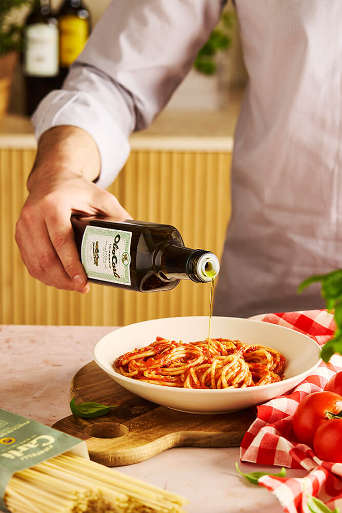Ein Schuss natives Olivenöl extra über Pasta mit Soße