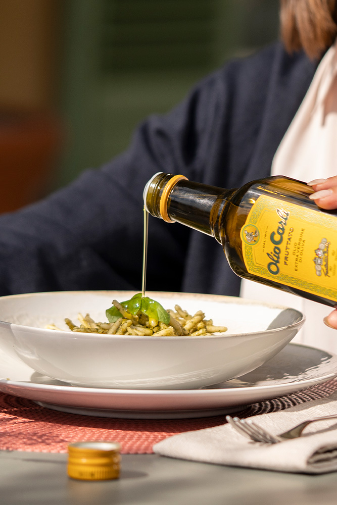 olivenoel fruttato auf trofie mit pesto