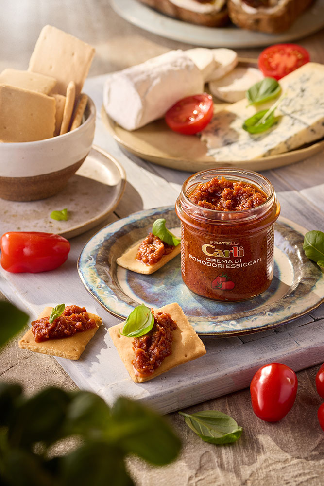 TOCCHETTI DI FOCACCIA CROCCANTE CON CREMA DI POMODORI ESSICCATI E FORMAGGI