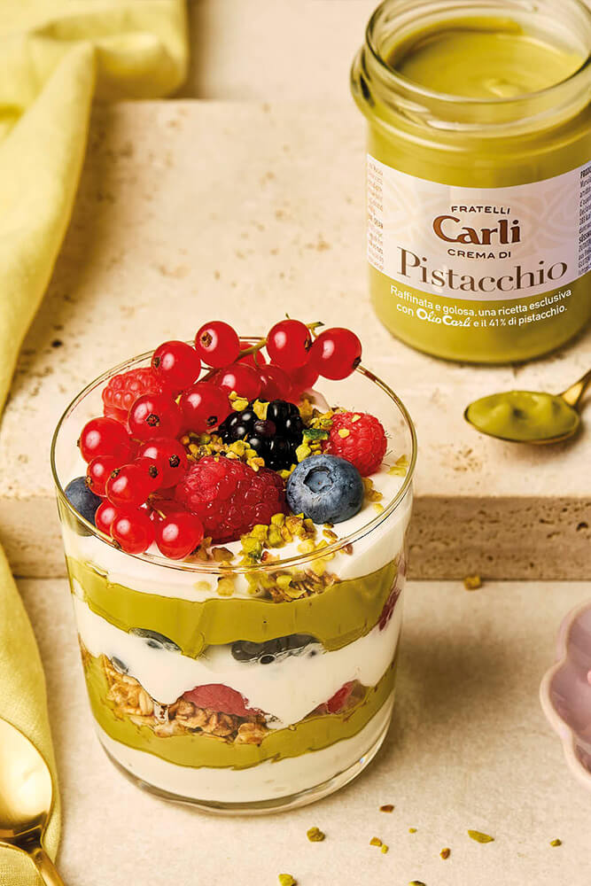 Jogurt mit rotebeeren und pistaziencreme
