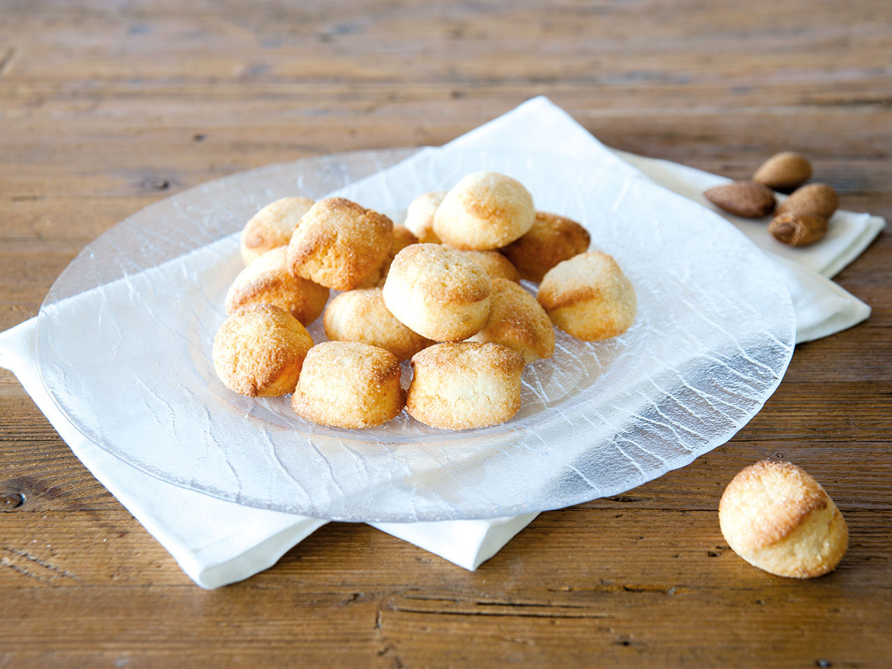 Amaretti auf einem Teller