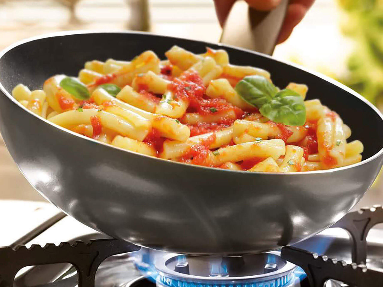 Caserecce Nudeln mit Tomatensauce