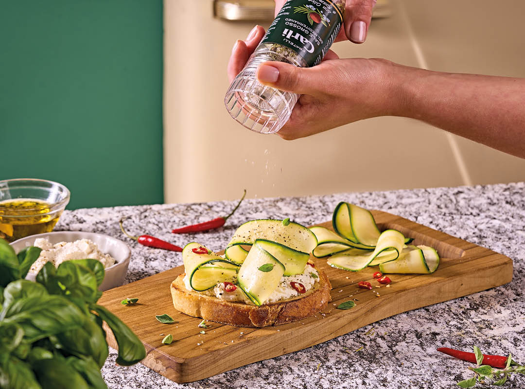 Salz auf Rohe Zucchini