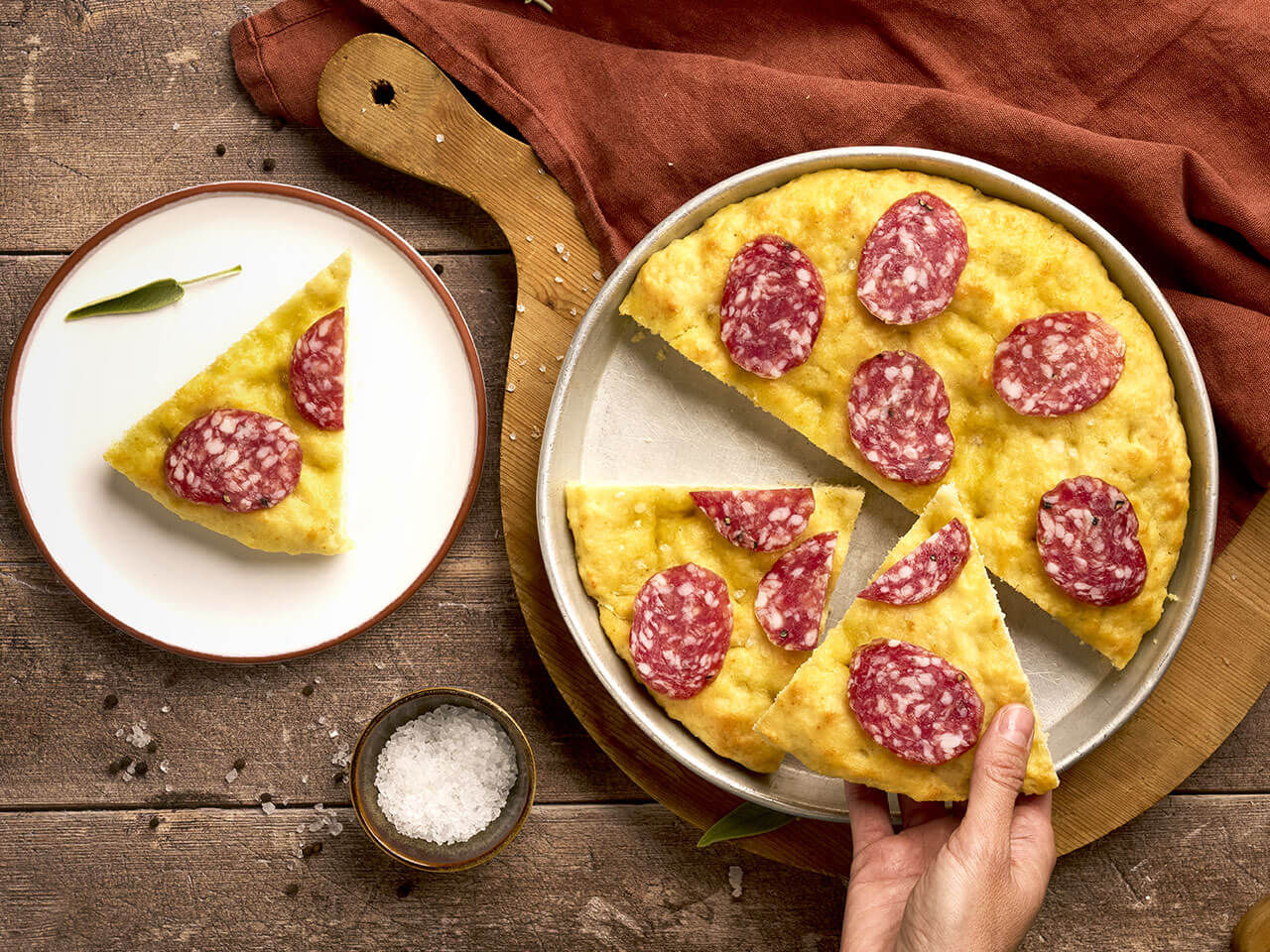 Focaccia mit Salami Stuecke drauf