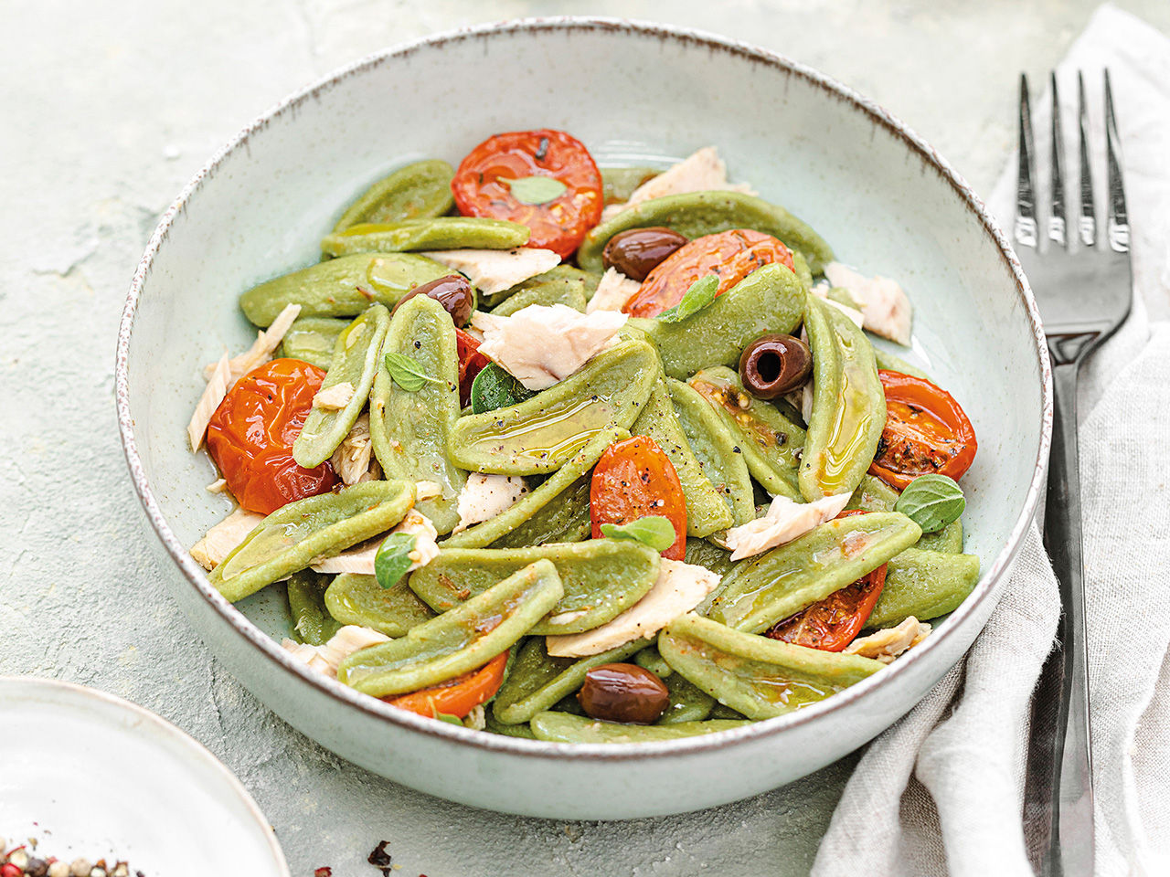 Olivenblätter mit Kirschtomaten