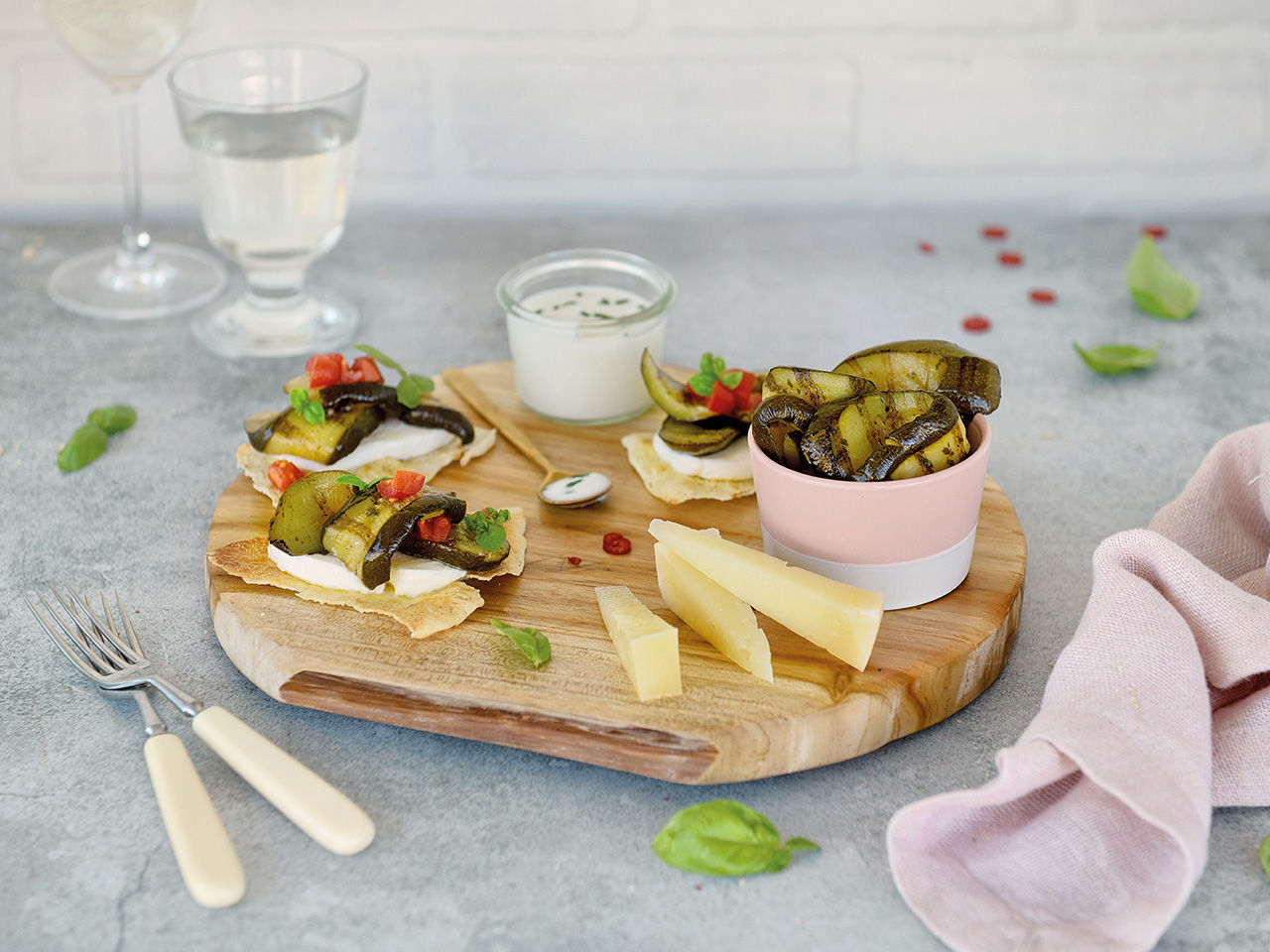 Schneidebrett mit Käse und gegrillten Zucchini