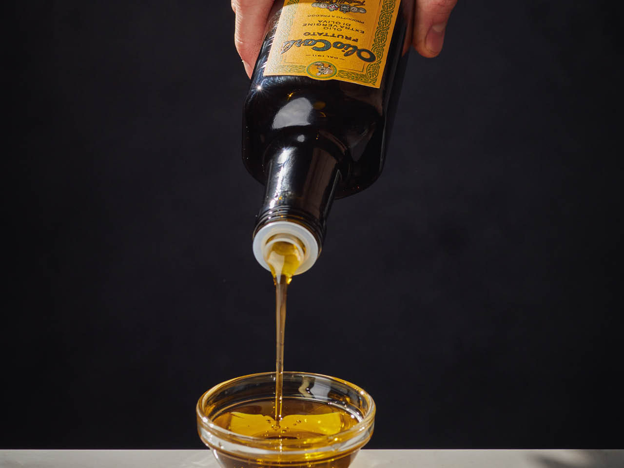 Olivenöl in eine Schale gegossen