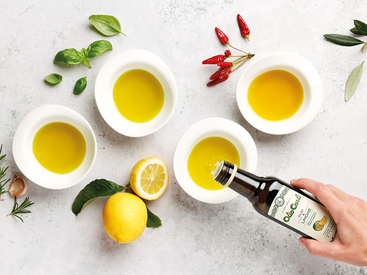 Schüssel mit Trüffelöl und Trüffelstück