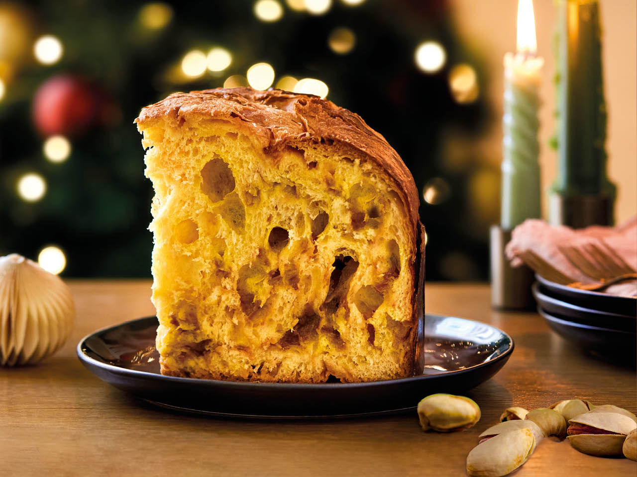 Panettone mit Pistazien auf einen teller