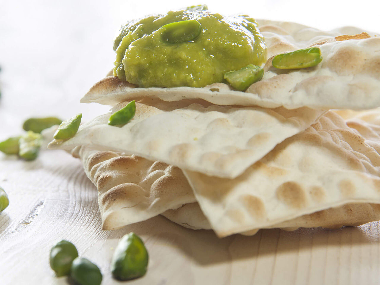 Cracker mit Pistazienpesto
