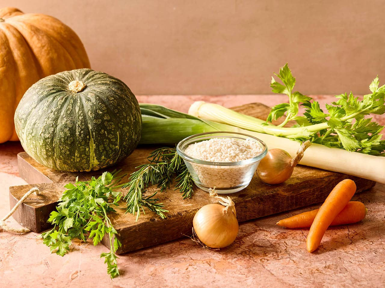 Risotto-Beutel und rohes Gemüse