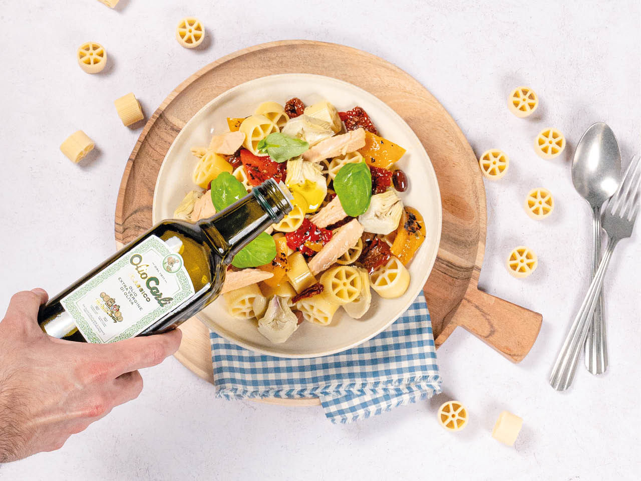 Ruote Nudeln mit Gemuese und Olivenoel auf einen Teller