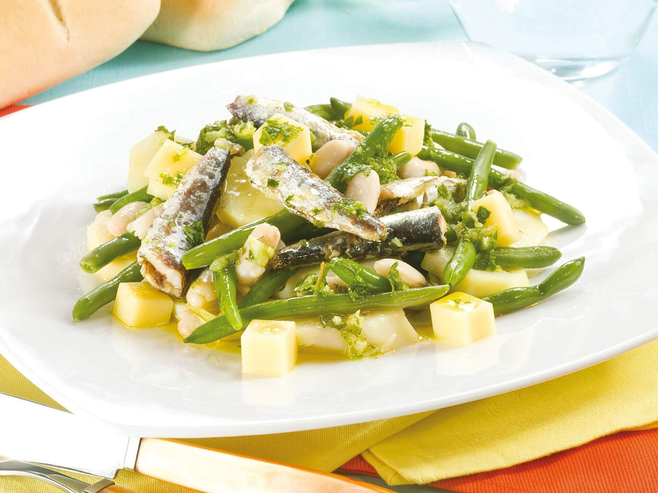 Salat aus Kartoffeln, grünen Bohnen und Sardinen