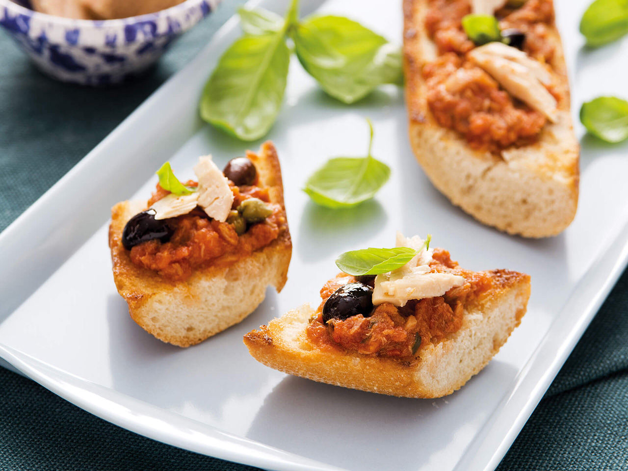 Häppchen mit Thunfisch und Olivensauce