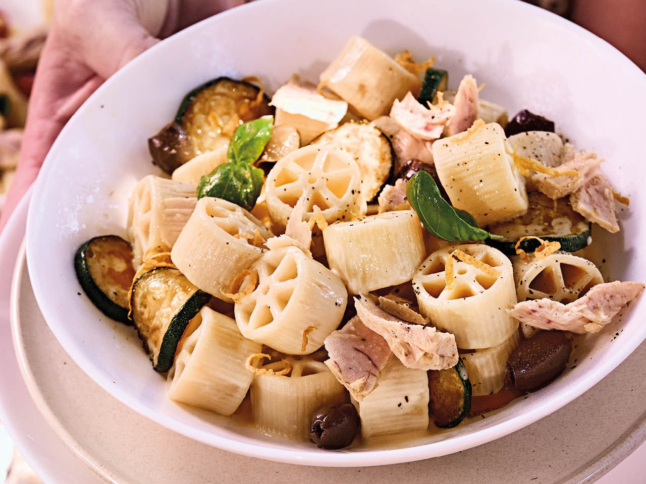 Kalter nudeln salat mit thunfisch mit zitrone