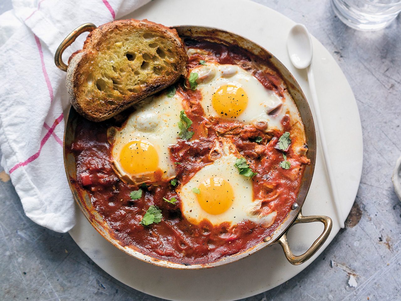 Eier in Tomaten-Basilikum-Sauce