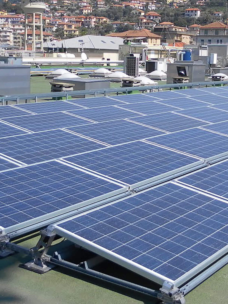 Auf den Dächern des Fratelli-Carli-Werks in Imperia installierte Solarpaneele