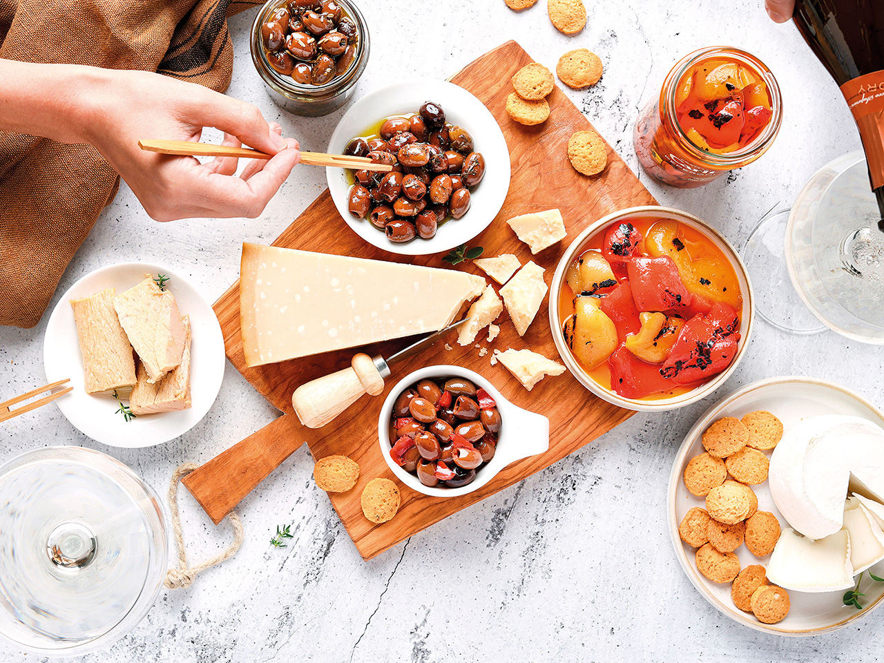 Planche apéritif avec olives dénoyautées aromatisées