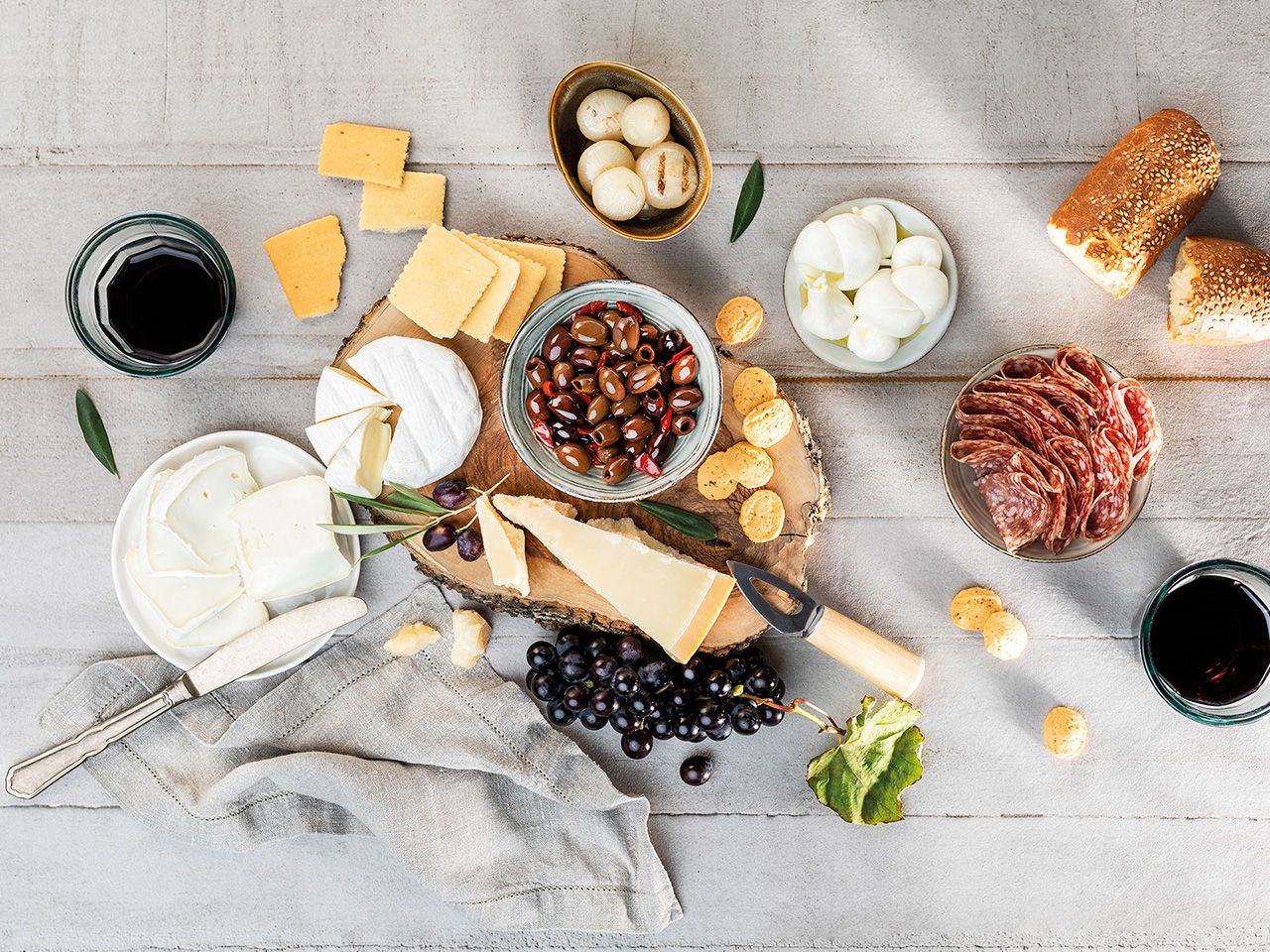 Charcuteries, fromages et olives épicées