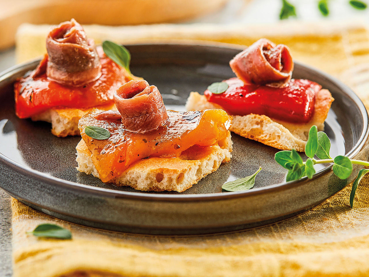 tartines avec poivrons grillés et anchois